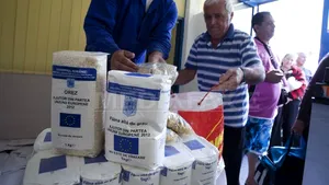 Coadă pentru primirea alimentelor UE la Timişoara, 400 de persoane îşi aşteaptă porţiile