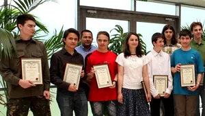 Bursele olimpicilor actualizate în funcţie de salariul minim. Premianţii din 2010-2011 îşi primesc banii restanţi