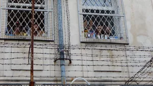 GALERIE FOTO Droguri puse în conserve şi telefoane ascunse în pâine sau aduse cu drona la Penitenciarul Ploieşti