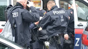 REŢINUŢI de poliţie în Austria: Suporteri ai Petrolului au primit INTERDICŢIE după ce asupra lor au fost găsite materiale pirotehnice. Românii, escortaţi până la graniţă