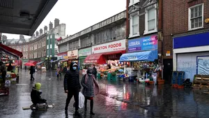Voluntari pentru bătrâni imigranţi din Marea Britanie. Sute de porţii de mâncare sunt împărţite săptămânal