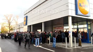 Sute de oameni s-au îmbulzit la deschiderea unui magazin, pentru promoţii la polizoare şi perne: 