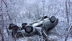 Botoşani: Circulaţie îngreunată din cauza zăpezii, mai multe maşini au ieşit în decor / Ninsoare abundentă pe autostrada A3 Turda – Gilău, judeţul Cluj | FOTO