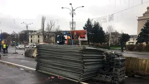 Firea: Asistăm la începutul anarhiei. Târgul va fi mutat în altă locaţie. Vom depune plângeri penale/ Poliţia verifică dacă protestatarii care au demontat schelele din Piaţa Victoriei au încălcat legea | VIDEO