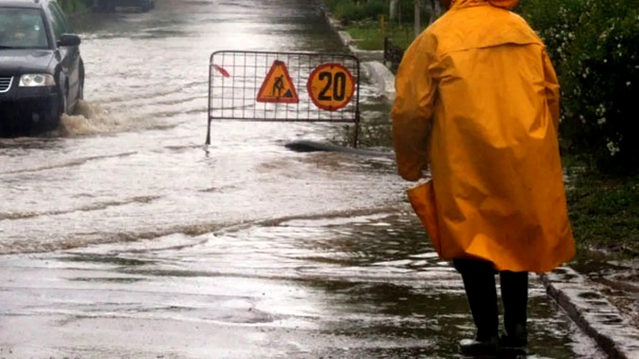 Autocar cu 40 de pasageri, blocat pe şoseaua de centură a oraşului Buzău din cauza inundaţiilor