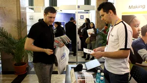 Târg de joburi: Candidaţii au fost sfătuiţi să-şi depună CV-urile online