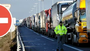 Restricţii de trafic pentru maşinile de mai mari de 7,5 tone, la graniţele cu Ungaria şi Bulgaria