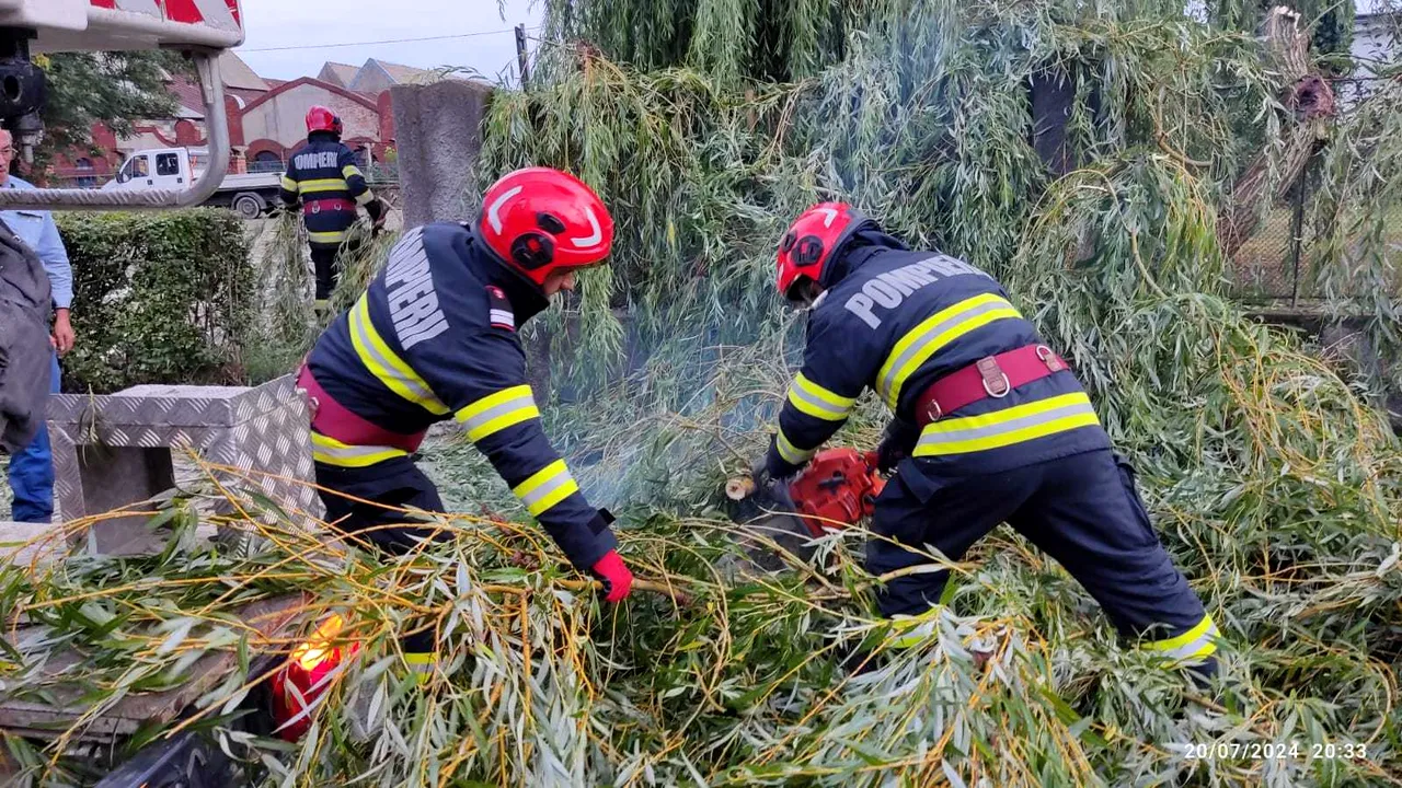 Spitalul din Simeria este alimentat cu un generator, după ce o salcie a rupt cablurile electrice
