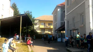 FOTO | Coadă la PAŞAPOARTE în Cluj: Sute de persoane cu copii aşteaptă să depună documentele/ Programări online, până la sfârşitul lunii august