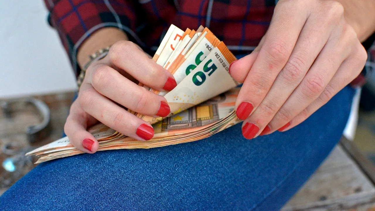 O fată de 15 ani din Calafat a furat 100 de mii de lei de la propria bunică. Poliţia a recuperat doar 7 mii de lei 