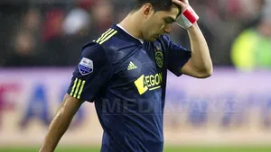 Fotbalistul Luis Suarez, suspendat şi de Federaţia Olandeză pentru că a muşcat un adversar