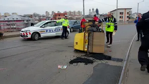 Trei oameni la spital, după accident între un tramvai şi un compactor 