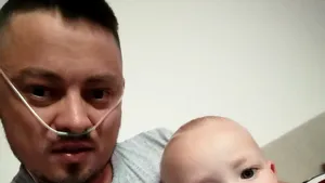 Aer pentru Ionuţ! Dacă nu face transplant pulmonar, tânărul va muri. Prietenii lui au ieşit în stradă să ceară pentru el viaţă