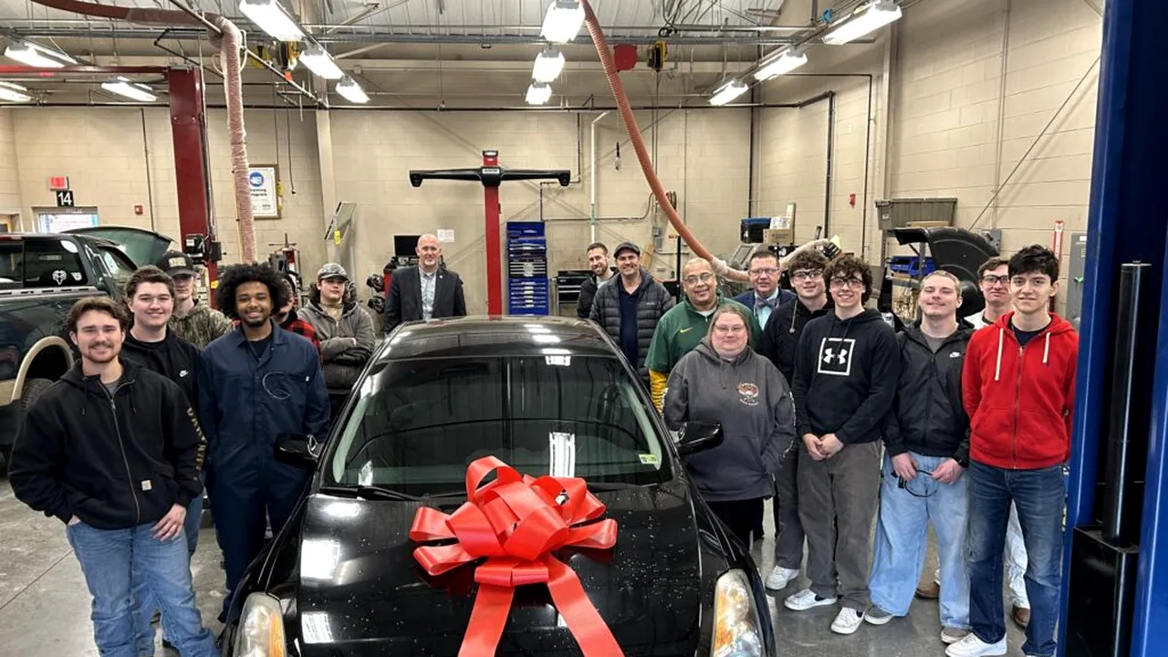 Fapte bune: Elevii unui liceu repară mașini și le donează mamelor singure: „Chiar schimbați lumea”