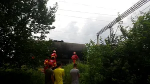 Un tânăr a fost electrocutat după ce s-a urcat pe un vagon cisternă din Gara Braşov | VIDEO