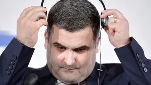 Ministrul Apărării: Nu mă simt vinovat că nu am făcut armata. Nu am fost luat de pe stradă şi adus în MApN