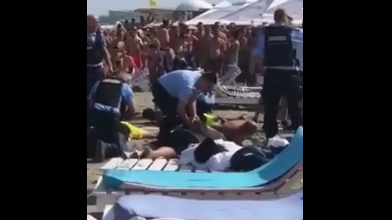 VIDEO | Cei şapte bătăuşi de pe plaja din Mamaia, care au agresat cu un cuţit un poliţist, arestaţi preventiv