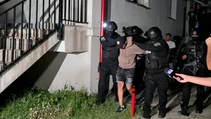 VIDEO Poliția a intrat peste criminalul din Otopeni ce era baricadat de peste 12 ore | Primele declarații despre negocieri și intervenția trupelor speciale