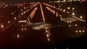 La un pas de dezastru. Momentul în care un avion neautorizat apare în faţa unui avion de pasageri la aterizare