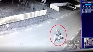 Caz „fantomatic” într-o localitate: Un bătrân beat, filmat noaptea în timp ce căra o cruce. Unde a fost găsit apoi bărbatul | VIDEO