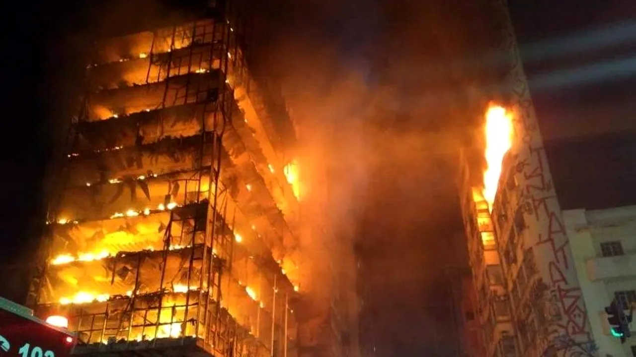 O clădire cuprinsă de flăcări s-a prăbuşit în Brazilia: O persoană a murit, iar alte trei sunt date dispărute | VIDEO