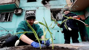 O mamă şi fiica ei pun rădăcini „viaţă nouă” în oraşul asediat Mariupol
