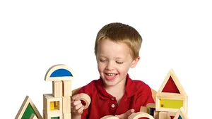 Jucăriile Montessori sunt în topul cadourilor de Crăciun. La 1 an şi 8 luni, Răzvan se dezvoltă prin jocuri educative