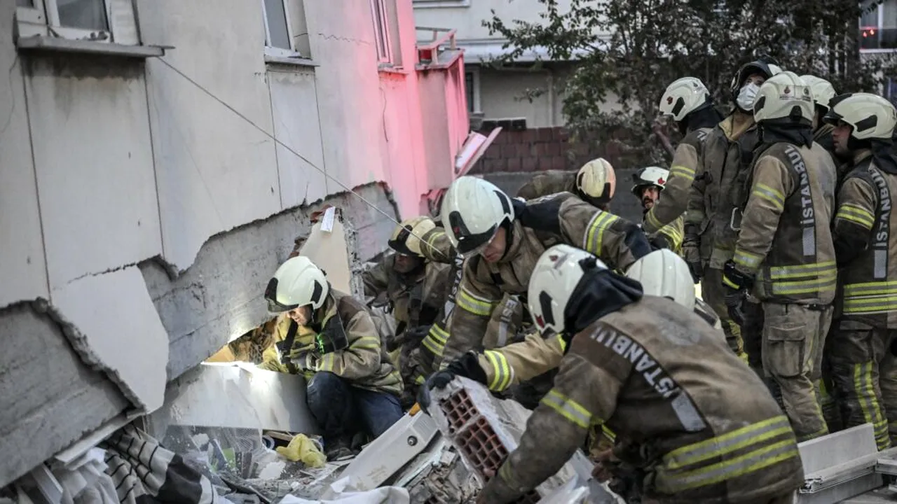 O clădire cu șapte etaje s-a prăbușit parțial în Istanbul. Șapte persoane, între care un copil, sunt prinse sub dărâmături