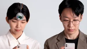 „Al treilea ochi” pentru omul viitorului, dependent de telefonul mobil. Soluţia satirică propusă de un designer sud-coreean