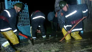 Olt: Femeie salvată din locuinţa inundată, trafic rutier blocat sau îngreunat din cauza inundaţiilor