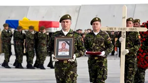 Peste 500 de persoane la slujba de înmormântare a militarului gălăţean ucis în Afganistan
