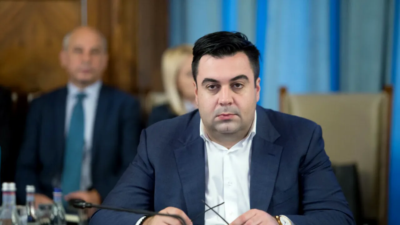 Gândul: Fostul ministru al Transporturilor, Răzvan Cuc, reținut de DNA / Registrul Auto Român: Conducerea nu a fost înștiințată