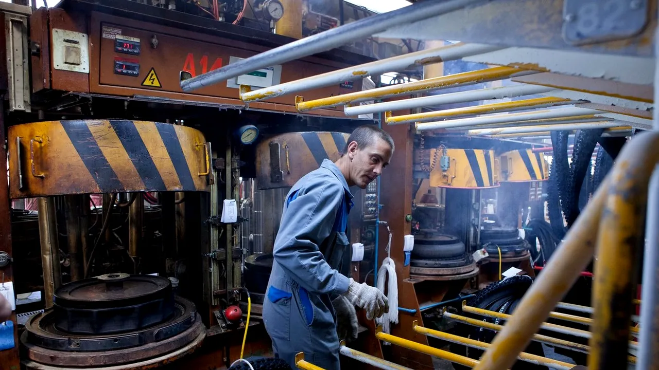 Peste 200 de angajaţi ai Fabricii de Anvelope din Drobeta Turnu Severin au fost disponibilizaţi