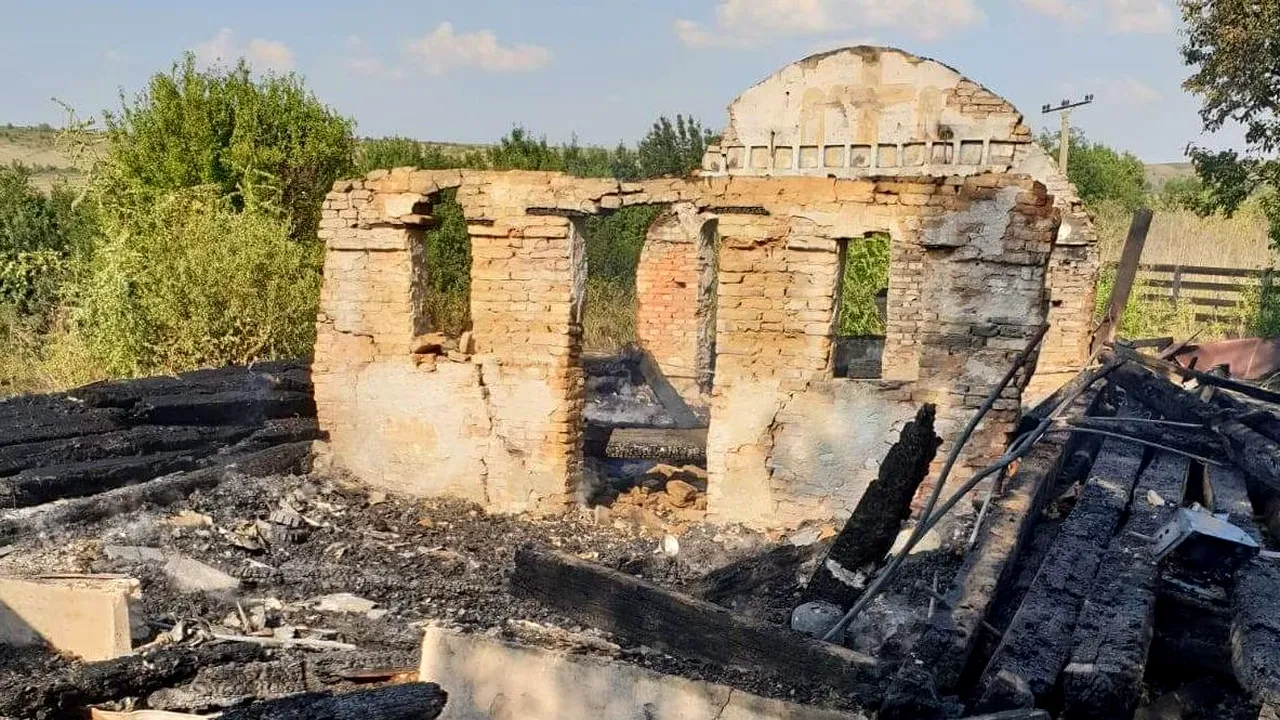 O biserică din lemn, monument istoric, a fost distrusă într-un incendiu | FOTO