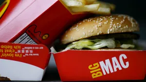CE: Statele membre pot impune taxe fast-food, dacă respectă principiile de bază ale legislaţiei UE