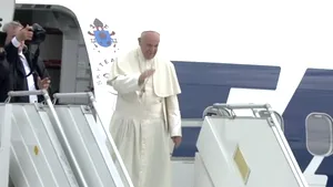 Călătoria apostolică de trei zile a Papei Francisc în România s-a încheiat...cu un curcubeu - FOTO/ Aeronava a decolat în aplauzele pelerinilor de pe aeroportul din Sibiu/ Traseul spre aeroport, modificat din cauza furtunii LIVE TEXT