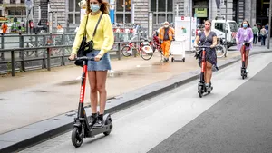 Cu trotineta electrică, prin oraş. Pentru a evita blocajele în trafic, tot mai mulţi români apelează la mijloace de transport alternative