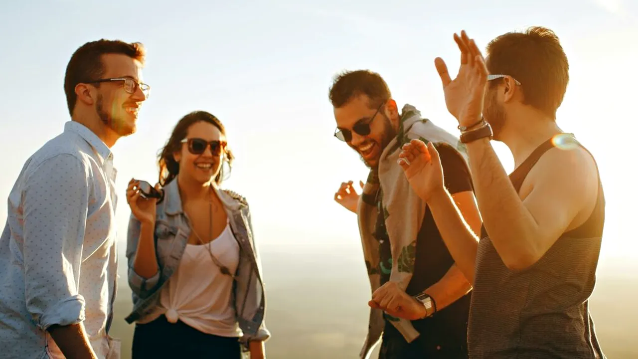 Sondaj INSCOP. „Barometrul Național al Tinerilor”: Ce perspective au tinerii asupra direcției țării, muncii, sănătății mintale și implicării civice în România