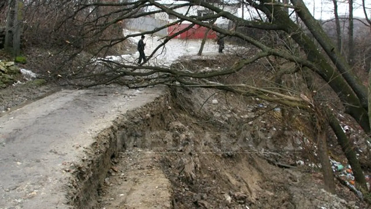 Alunecări de teren reactivate. Consiliul Judeţean cere evacuarea localnicilor dintr-un sat