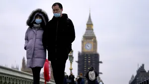 Pandemia revine în forţă? Britanicii sunt iar solicitaţi să poarte măşti sanitare pe măsură ce noua tulpină de coronavirus se răspândeşte în două ţări