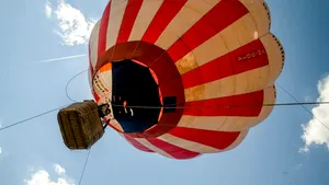GALERIE FOTO Cereri în căsătorie printre nori, în timpul unui zbor cu aer cald, la Timişoara