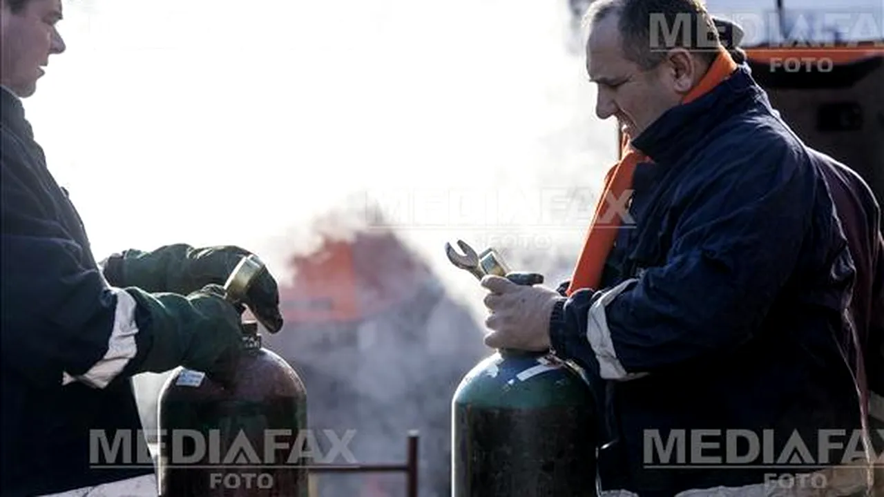 O conductă care alimentează cu apă un cartier al Craiovei s-a spart, provocând inundaţie
