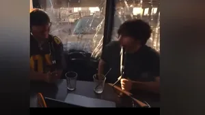 A intrat cu SUV-ul într-un bar în timpul unui podcast
