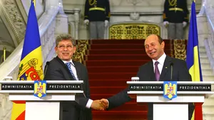 Băsescu va analiza reducerea sumei pe care cetăţenii R. Moldova trebuie să o prezinte la solicitarea de vize