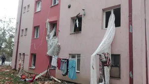 Explozie într-un bloc din Lugoj | Zece apartamente, afectate / Un bărbat a fost rănit | FOTO