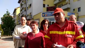 FOTO Paramedici SMURD, trimişi în concediu de un primar din Iaşi, pentru că s-a defectat autospeciala. Reacţiile localnicilor:„Eu am 64 de ani, cad jos, până vine Iaşul, eu am murit”