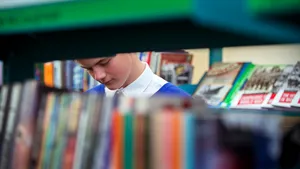 Postarea unei biblioteci a devenit virală după ce un student a descoperit ceva „dezgustător” într-o carte | FOTO