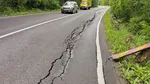 Drum din județul Bacău, distrus de ploi. Traficul este semaforizat
