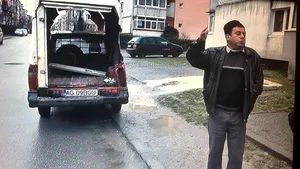 Un urs a coborât din munţi în Argeş şi a avariat o maşină de două ori în trei zile - FOTO