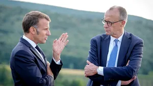 „Trebuie să ne recâștigăm capacitatea de a ne apăra libertatea”. Macron și Merz avertizează că democrațiile europene sunt în pericol